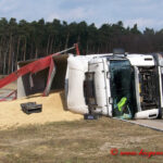 wypadek ciężarówki ze zbożem