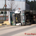 wypadek ciężarówki ze zbożem
